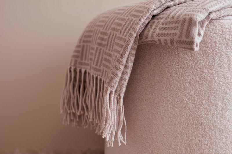 Lenox Jacquard-vevd pledd, lys beige fra Vinga of Sweden 