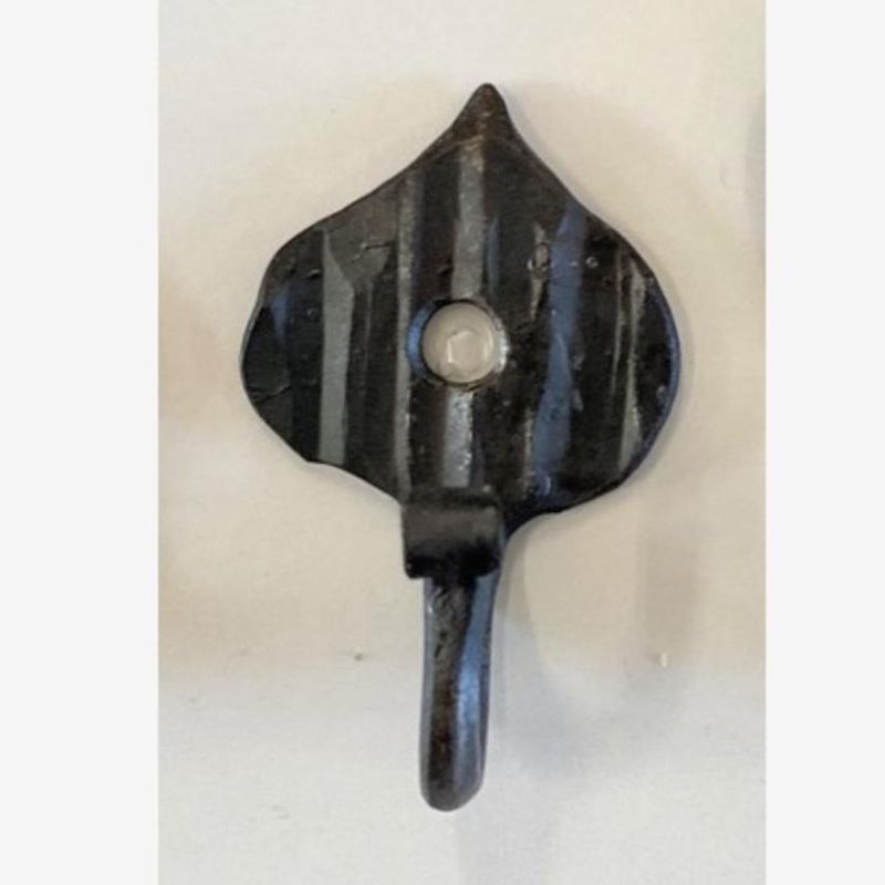 Spegels håndlaget krok løv 6 cm i smijern