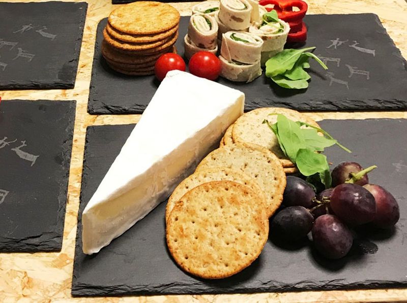 Tapasfat i skifer med runer
