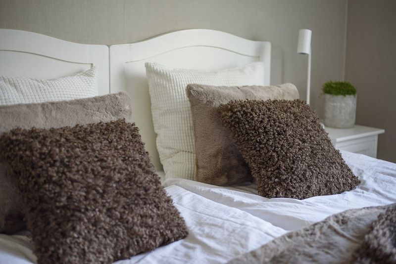 Pute med fyll Wooly 45x45 cm, brun - Skinnwille