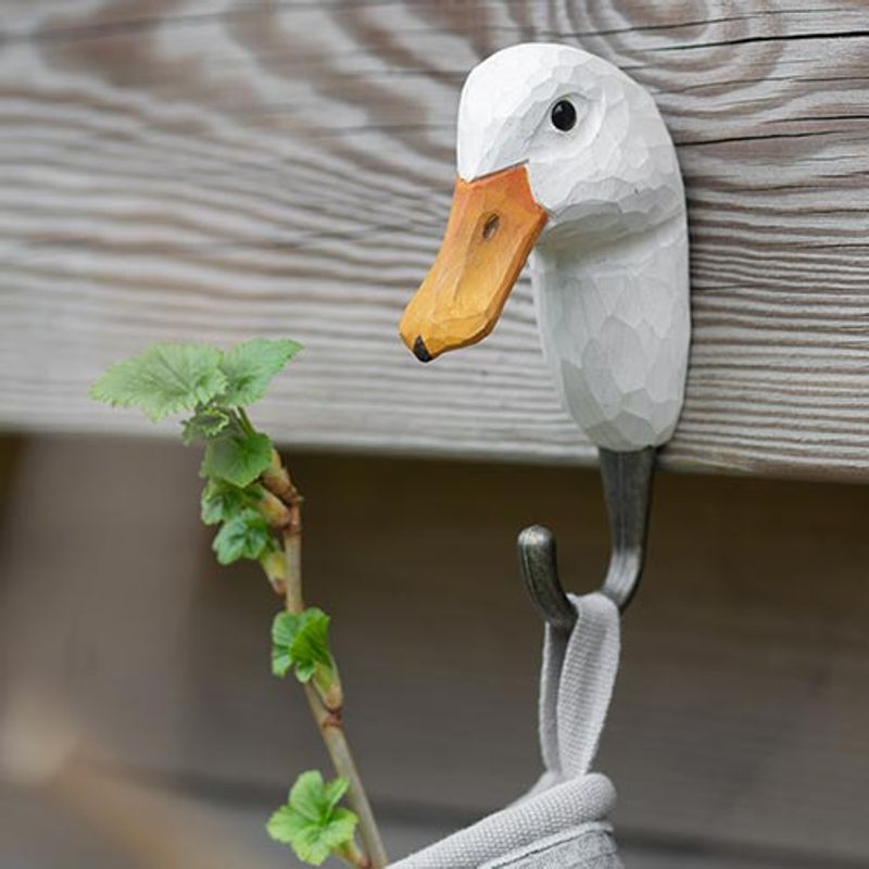 Håndskåret Krok – And Wildlife Garden
